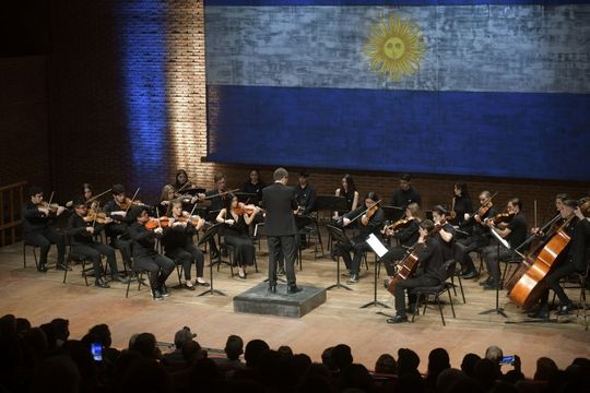 Axel Kicillof participó del concierto patrio en el Teatro Argentino
