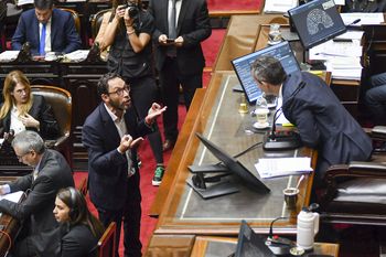 En medio de un clima tenso, varios cruces y chicanas, el Gobierno consiguió media sanción a la Ley Bases en Diputados.