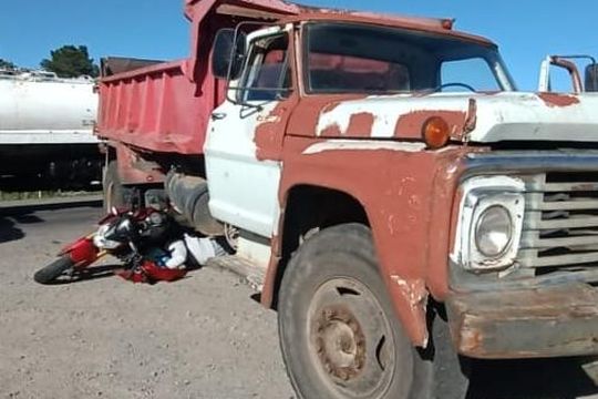 tandil: motociclista murio al quedar debajo de un camion