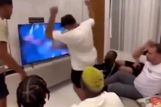 se viralizan imagenes de fanatico brasileno encolerizado destrozando su tv por vinicius