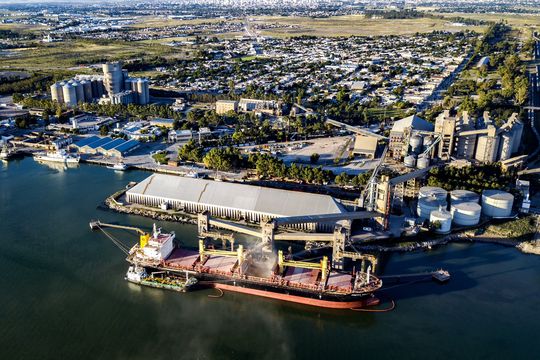 un gigante local reservo las tierras que desecho ypf en bahia blanca y prepara una millonaria inversion