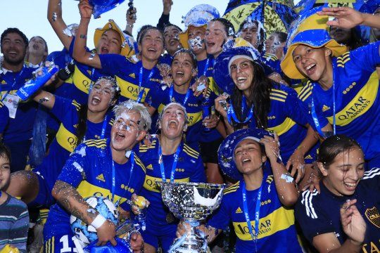 Boca festeja luego de golear a la UAI en la Final del fútbol femenino.