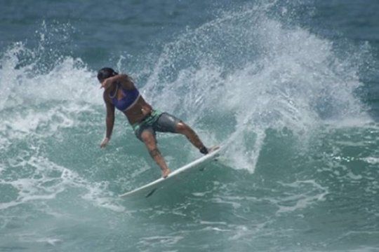 una campeona de surf murio al ser alcanzada por un rayo en el mar