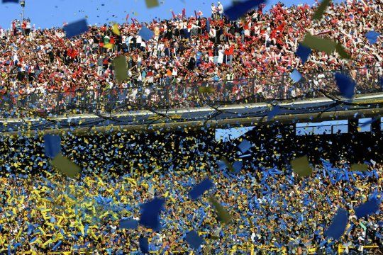 Boca y River, hinchas en un superclásico del fútbol argentino