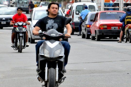 alarmante: en argentina seis de cada diez motociclistas no usan el casco y aumentan las muertes por accidente