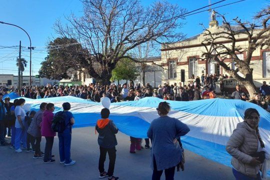 azul, en emergencia: vecinos marcharon en defensa de la salud