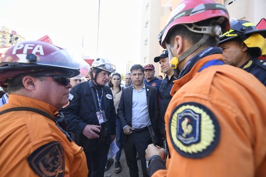 axel kicillof fue a villa gesell y recorrio la zona del derrumbe del hotel