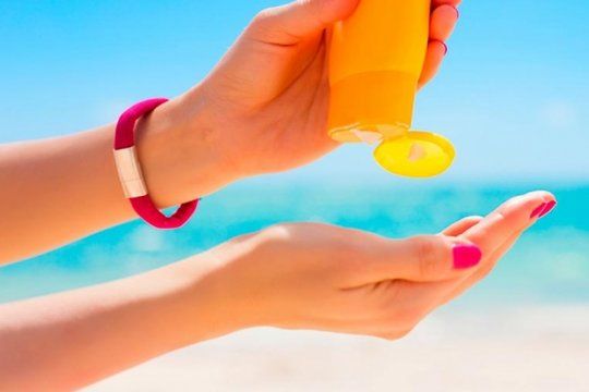 vacaciones al sol: la importancia del uso de protector para no danar la piel y evitar golpes de calor