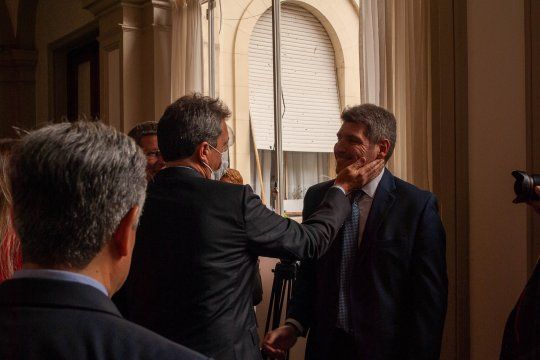 Sergio Massa saluda al liberal Guillermo Castello en los pasillos de la Cámara de Diputados