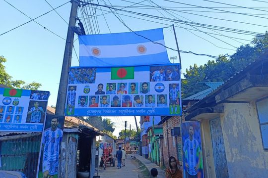 Las calles de Bangladesh tienen banderas gigantes de Argentina,.