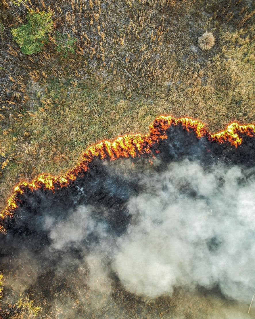 Las increíbles fotos del incendio de la cantera desde el aire. Foto: @emiigatti.