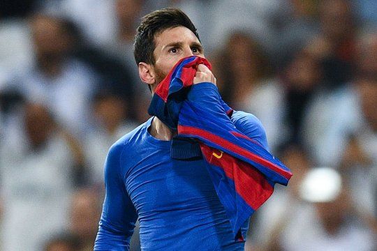 Messi besando la camiseta del Barcelona. Su presencia en las elecciones parece un claro guiño hacia la continuidad.