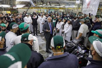 El presidente recorrió la  planta de Honda Argentina  en Campana y volvió a hablar de la recuperación de la economía.