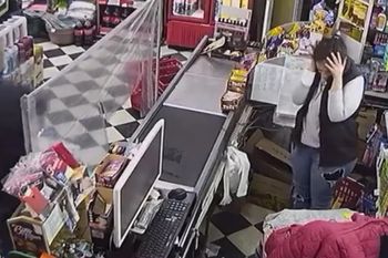 mira el violento robo en un supermercado de temperley