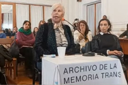 Archivo de la memoria Trans esgrime la bandera que sostiene Analía Velázquez y sus compañeras en el marco de los testimonios de la comunidad Trans y Travesti.
