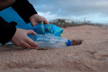 Basura en la costa bonaerense: 7 de cada 10 residuos son plásticos.