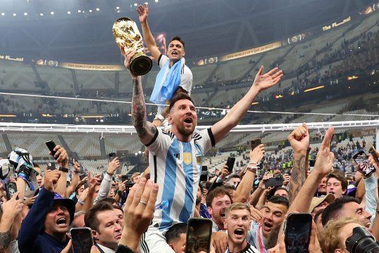 Lionel Messi y su festejo con el público en Lusail tras conseguir la Copa del Mundo en Qatar 2022