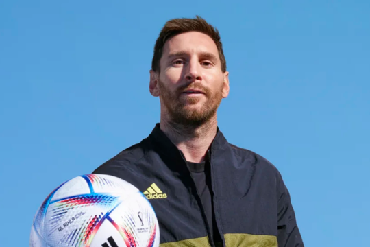 Hechos para amarse: Messi y la pelota oficial del Mundial de Qatar 2022.