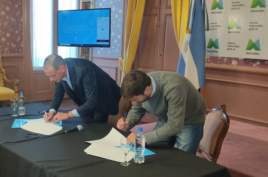 El titular de Vialidad, Gustavo Arrieta, firma contratos de obras sobre la Ruta 5 (Foto de archivo)