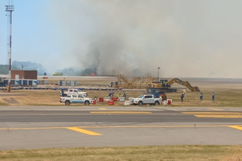 alerta en ezeiza: reportan incendios en los campos aledanos al aeropuerto y reprograman vuelos