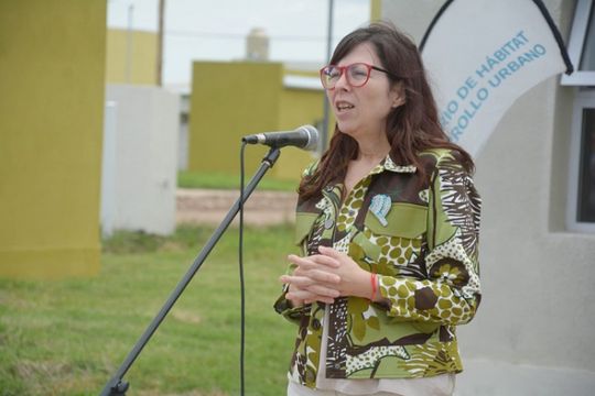 Silvina Batakis inauguró su gestión haciendo entrega de 28 viviendas a vecinos de General La Madrid.