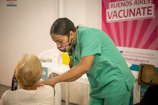 se reportaron 419 muertos por covid este ano en argentina: cada cuanto hay que vacunarse