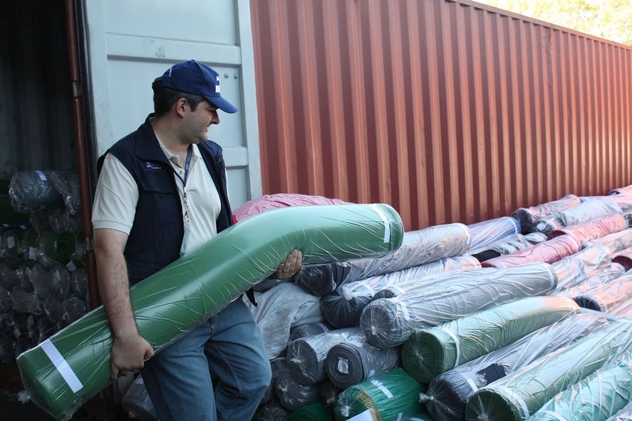 En Las Flores hay fábricas que se dedican a la confección de camisetas de fútbol, pero ahora las importará de Brasil, dejando desempleados en el camino