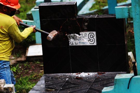Presidente salvadoreño destruye tumbas de pandilleros