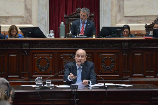 guillermo francos defiende el plan motosierra en el senado