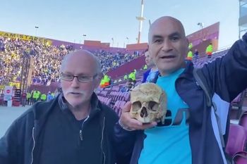 Él es Racing: Un hincha llevó la calavera de su abuelo a la final en Paraguay