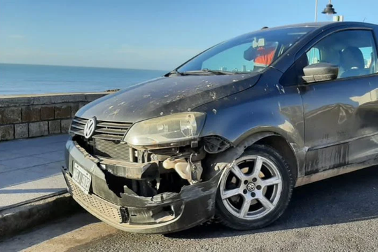mar del plata: choco y dejo su auto abandonado