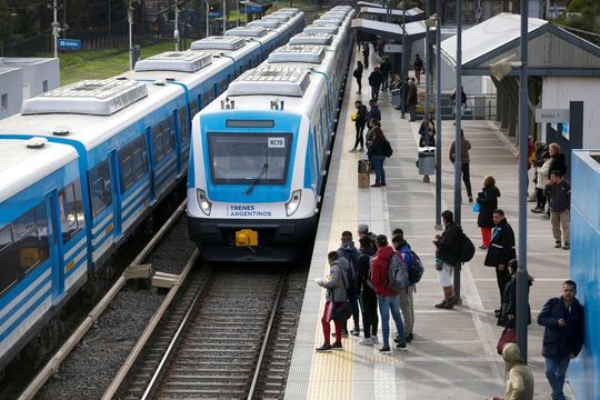 Los servicios del Tren Sarmiento circulan con demoras en la mañana de este lunes 13 de noviembre. 