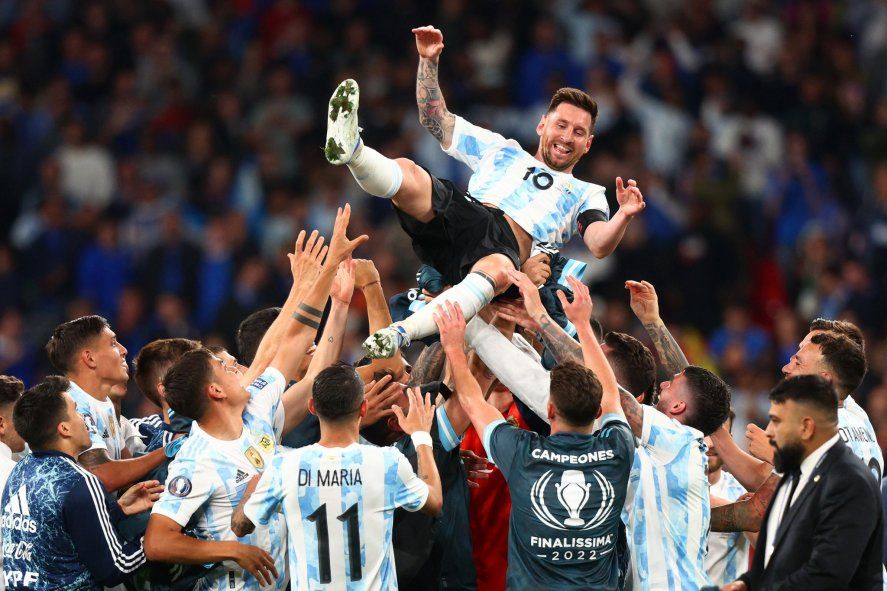 Lionel Messi en andas de la Selección Argentina en Wembley al ganar la Finalissima ante Italia 
