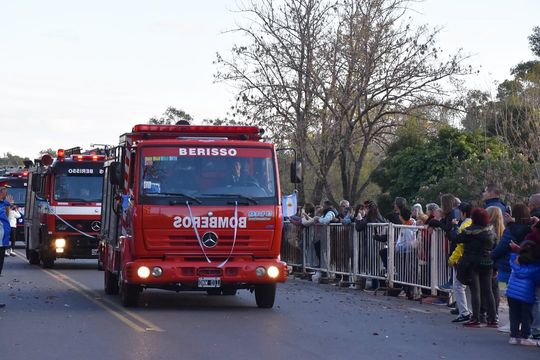 El Desfile Federativo por el festejo de los Bomberos de Berisso tuvo lugar en la Avenida Génova entre 161 a 165 