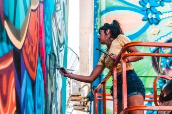 ¿quien es fio silva? la muralista bonaerense que le pone color a las ciudades del mundo