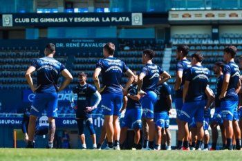 El plantel de Gimnasia entrenando. 