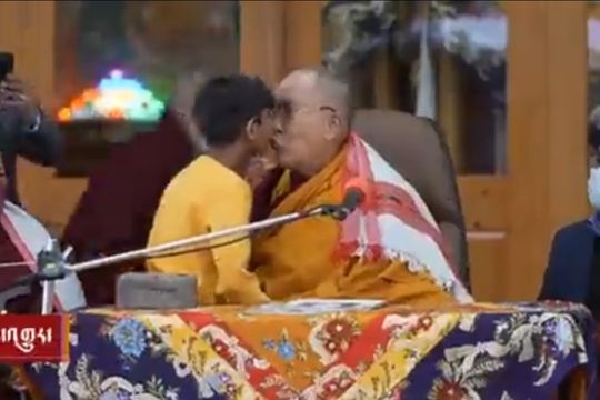 escandalo: el dalai lama hizo que un nene en publico chupe su lengua