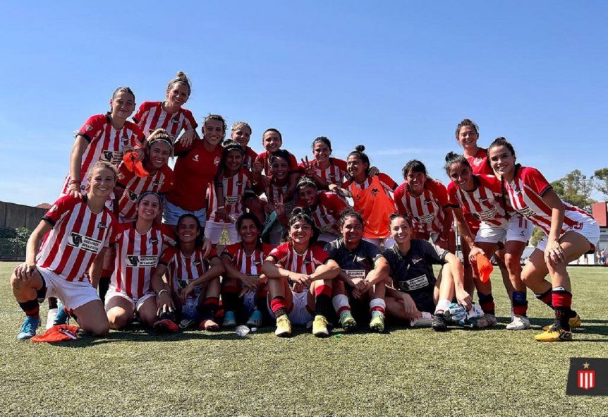 El f&uacute;tbol femenino de Estudiantes festeja la victoria ante Lan&uacute;s. (Foto: prensa EDLP)