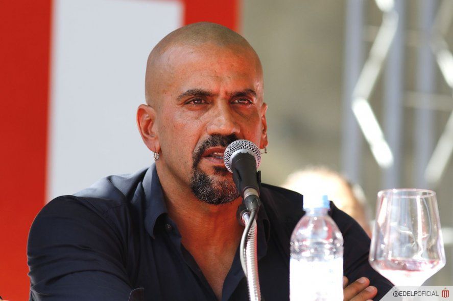 Juan Sebastián Verón en la Asamblea de Estudiantes. (Foto: prensa EDLP)