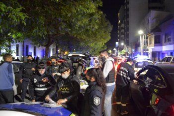 El fin de semana se desbarataron dos fiestas ilegales en la plaza Malvinas de La Plata