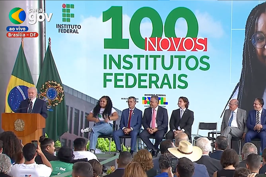 Lula anunciando los Institutos Federais en Brasil.