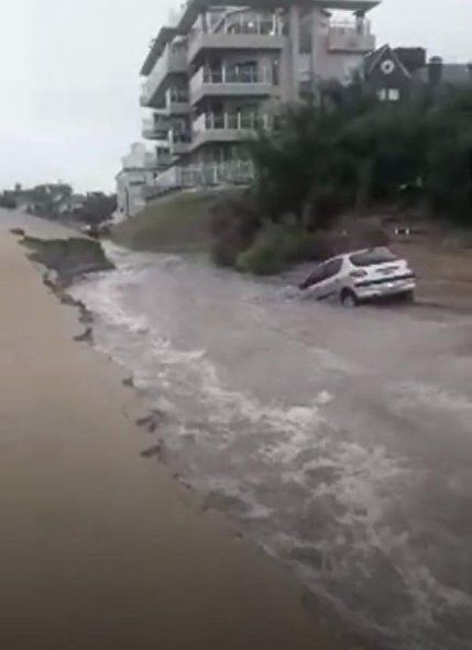 Varios autos sufrieron problemas por el anegamiento de calles en Villa Gesell