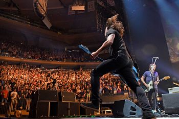 Dave Grohl en acción: A lleno total y sin barbijos, el público de Nueva York pudo volver a vivir un show de rock como los de antes. Foo Fighters fue la banda elegida para que el Madison Square Garden reabra sus puertas.