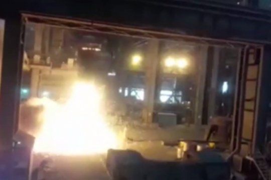 un video muestra el espectacular accidente con acero liquido en la planta de siderar