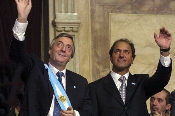 Néstor Kirchner junto a Daniel Scioli, al momento de asumir la Presidencia y la Vicepresidencia de la Nación. 