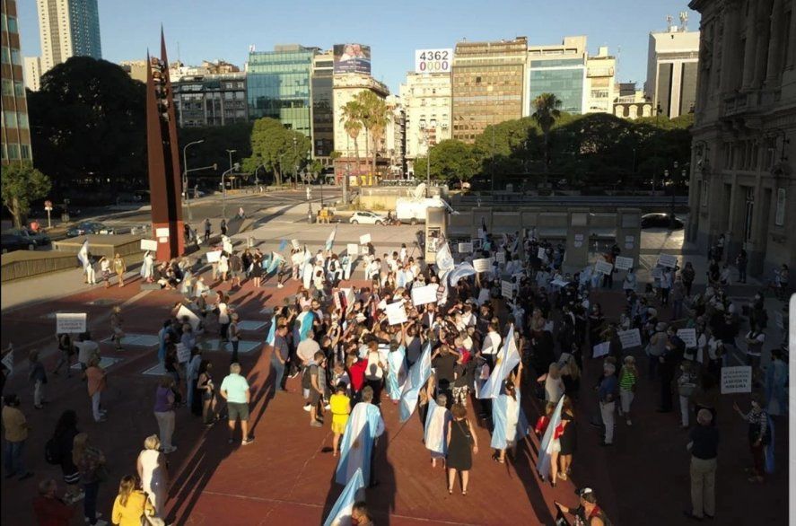 La marcha por el esclarecimiento del caso Nisman que convocó a unos cientos de personas. Según Clarín diferenciados de los militantes de otras marchas. 