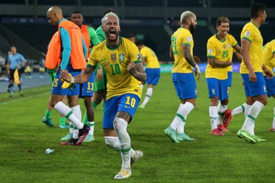 Neymar festeja la victoria de Brasil en la Copa América