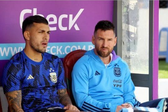 Lionel Messi viendo a la Selección Argentina ante Bolivia desde el banco