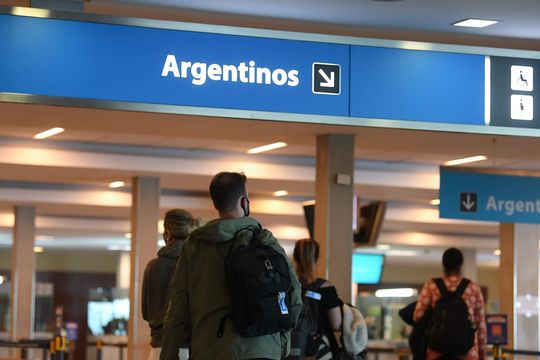 Pasajeros que provengan del exterir por transporte aéreo o vía terrestre ya no tendrán cupo de ingreso por día tras llegar a la vacunación de la mitad de las y los argentinos