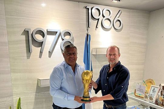 Martín Insaurralde se dio el gusto de levantar la Copa del Mundo